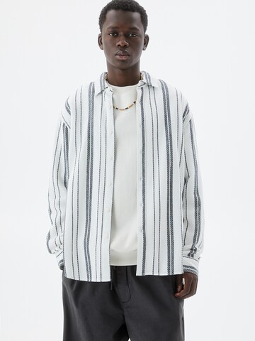 Pull&Bear Comfort fit Button Up Shirt in White: front