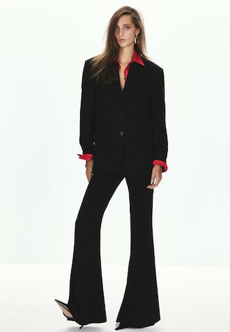 Sacou 'GABY' de la MANGO pe negru: față