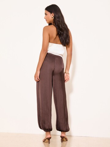 Tapered Pantaloni di Lipsy in marrone