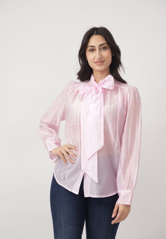 Elara Blouse in Roze: voorkant