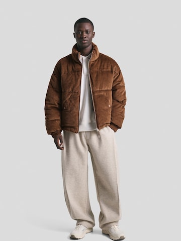 Bershka Přechodná bunda – hnědá