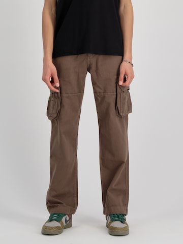 Regular Pantalon cargo ALPHA INDUSTRIES en marron : devant