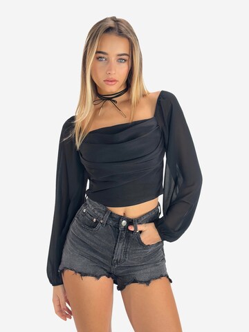 Elara Bluse in Schwarz: Vorderseite