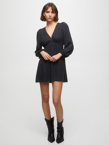 Rochie de la Pull&Bear pe negru