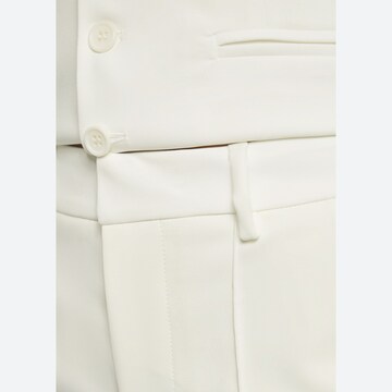 Coupe slim Pantalon à plis Nicowa en blanc