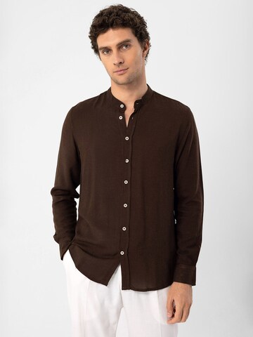 Antioch - Regular Fit Camisa em castanho: frente
