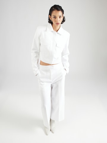 Wide leg Pantaloni cu dungă 'Vicky' de la ABOUT YOU x Iconic by Tatiana Kucharova pe alb