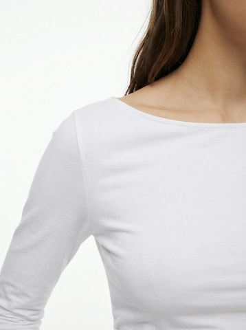 Tricou 'Arlene' de la studioselect pe alb