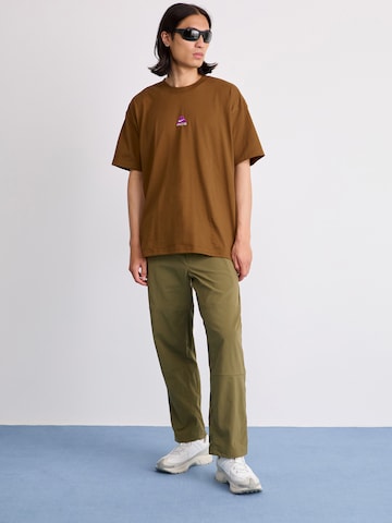 Nike Sportswear Shirt in Bruin