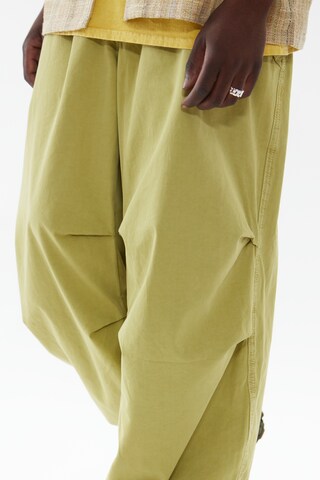 BDG Urban Outfitters Lużny krój Spodnie 'Baggy' w kolorze zielony