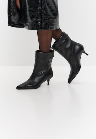 CESARE GASPARI - Botas pelo tornozelo em preto