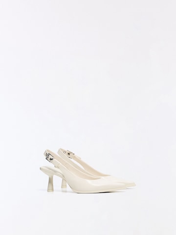 Escarpins à bride arrière Bershka en blanc