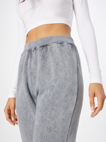 Nasty Gal Tapered Byxa i grå