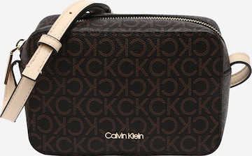 Calvin Klein Чанта за през рамо тип преметка в кафяво: отпред