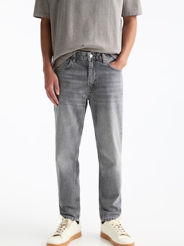 Pull&Bear Regular Jeans in Grey: front