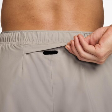 NIKE Regular Funktionsshorts 'Challenger' in Grau