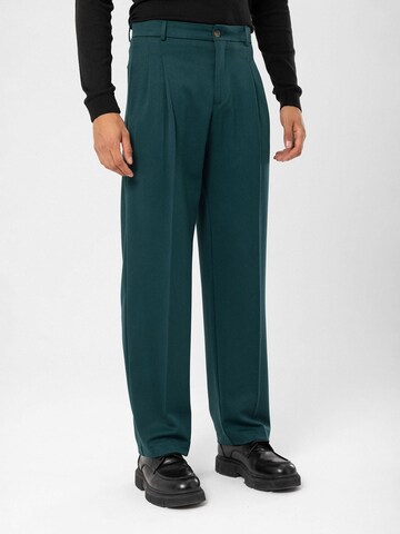 Antioch Regular Pleat-front trousers in Green