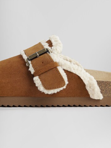 Bershka Slipper in Brown