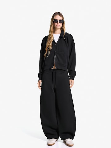 Bershka Jopa na zadrgo | črna barva