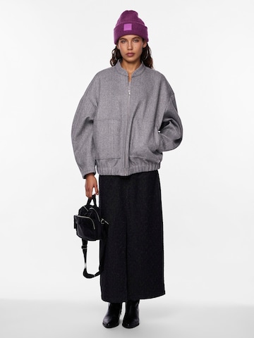 PIECES Between-season jacket 'PCDEBBIE' in Grey