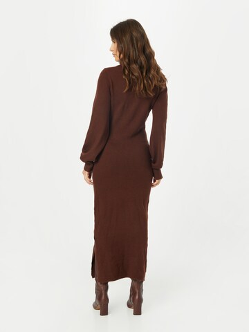 GLAMOROUS Stickad klänning i brun