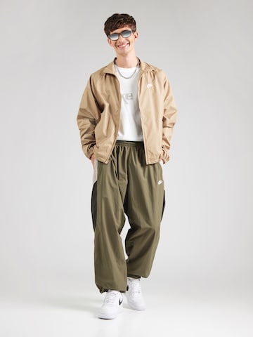 Tapered Pantaloni 'CLUB' de la Nike Sportswear pe verde