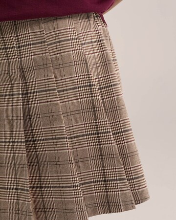 WE Fashion Regular Shorts in Braun