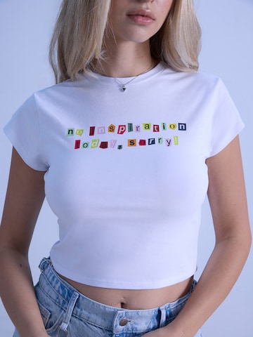 ABOUT YOU x irinassw T-shirt 'Fee' i vit