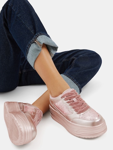 Sneaker low de la Bershka pe roz: față