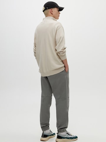 Pull&Bear Tapered Nadrág - szürke