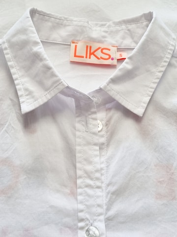 LIKS. Munich Blouse 'Bluse mit Knopfleiste und Schriftzug im RT' in Wit