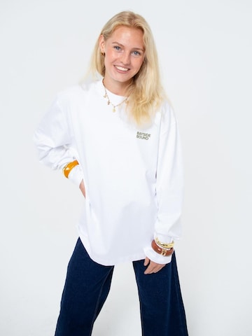 BAYSIDE BOUND Oversized Shirt 'THE BAYSIDE UNISEX LONGSLEEVE' in White: front