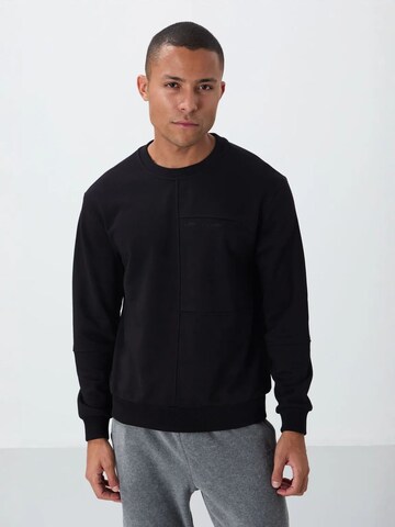 Tommy Life Sweatshirt in Black: front