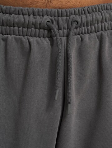 Tapered Pantaloni di Urban Classics in grigio