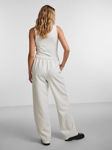 Loosefit Pantaloni 'PCBOZZY' di PIECES in bianco