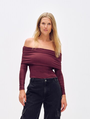 ABOUT YOU x Toni Garrn Shirt 'Kiara' in Rood: voorkant