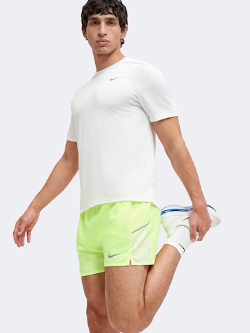 Tricou funcțional 'MILER' de la NIKE pe alb