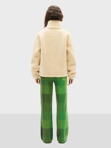 Geacă de iarnă de la Thinking MU pe alb