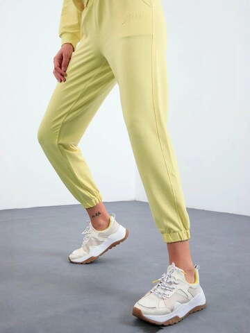 Tommy Life Tracksuit 'Aktive Sets' in Yellow