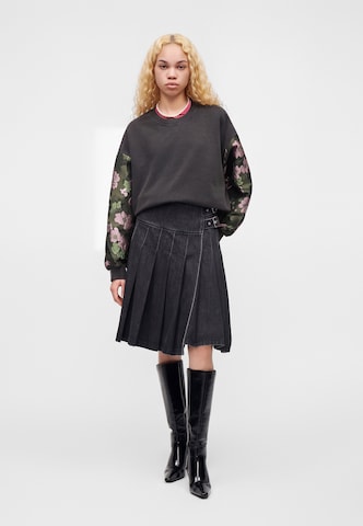 Sweat-shirt 'KUEER' Essentiel Antwerp en gris