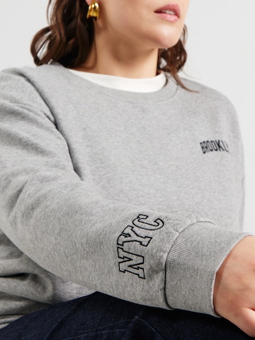 Vero Moda Curve Collegepaita 'VMCTRINA' värissä harmaa