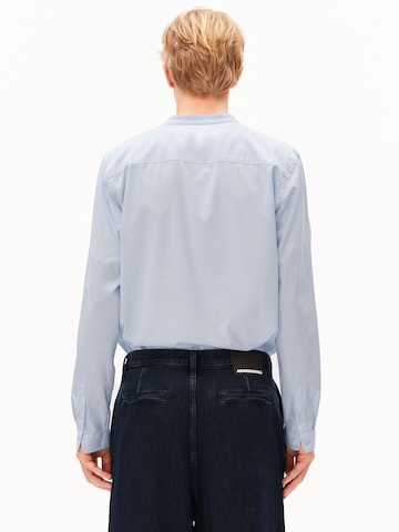 Regular fit Camicia 'Tomaasas' di ARMEDANGELS in blu: frontale