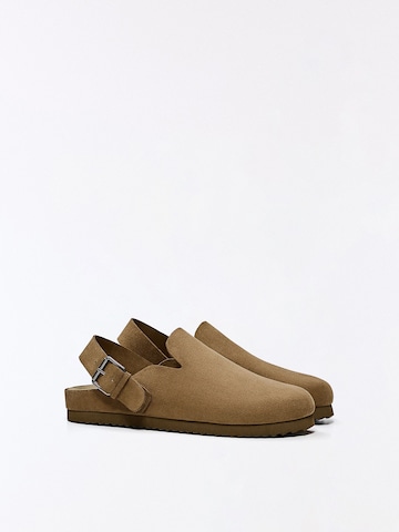 Clogs di Bershka in marrone