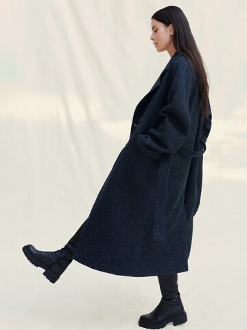 A LOT LESS Between-seasons coat 'Laila' in Black