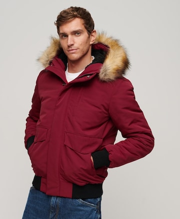 Veste d’hiver 'Everest' Superdry en rouge : devant