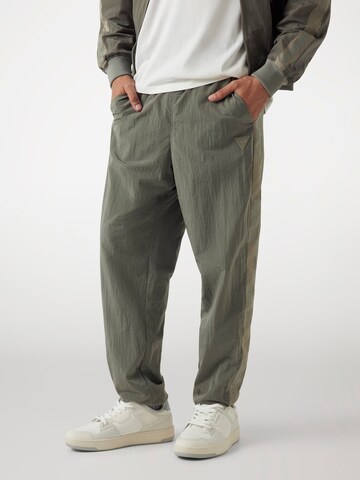 GUESS Regular Pants in Green: front
