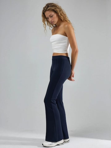 Flared Pantaloni di Busem in blu