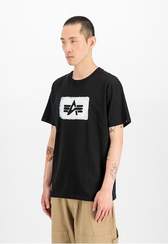 ALPHA INDUSTRIES T-shirt i svart: framsida