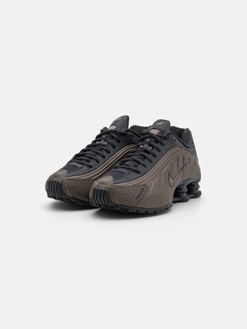 Baskets basses 'SHOX R4' Nike Sportswear en noir : devant