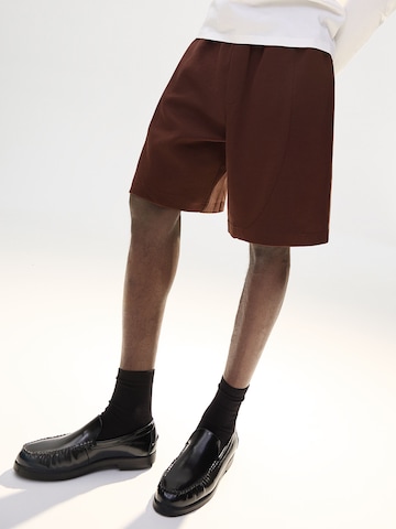 BershkaBaggy Hlače - smeđa boja: prednji dio